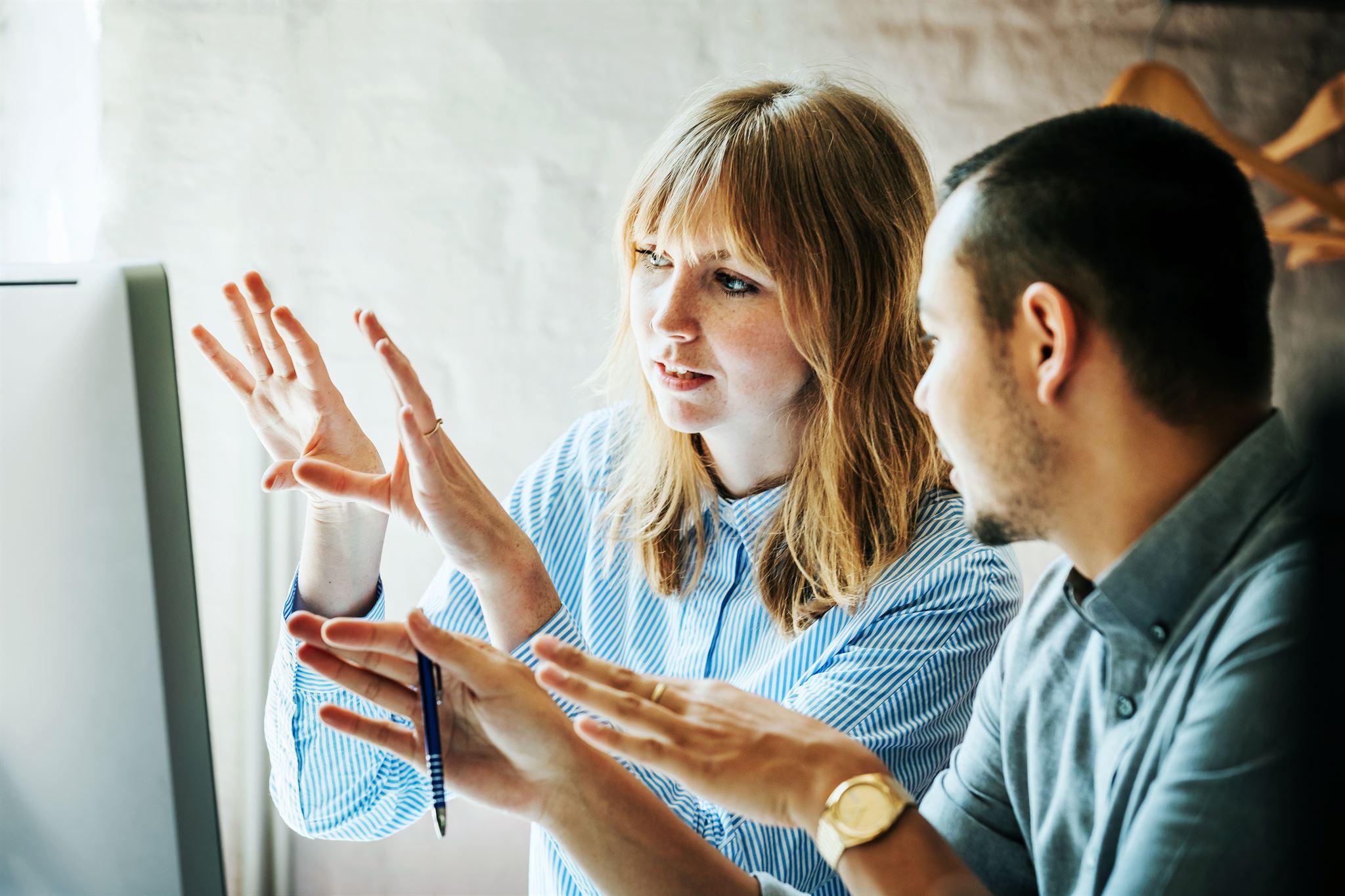 Dos-personas-hablando-en-el-trabajo